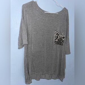 Women’s 3X Sew in Love Gray w/Patterned Pocket Short Sleeve Tee